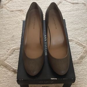 Ann Taylor lizard signature pump